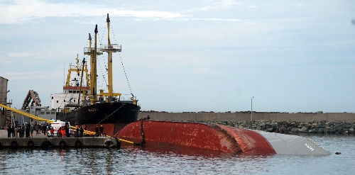 Rize'de kuru yük gemisi yan yattı: Bir gemi adamı kayıp
