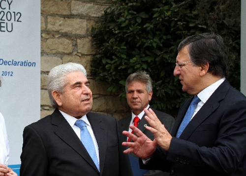 Rumlar, çöken ekonomiyi adada denizciliği geliştirmeyle düzeltme peşinde