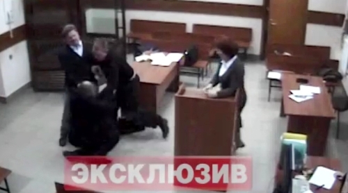 Rusya'da bir avukat mahkemeyi kana buladı