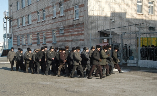 Rusya'da cezaevinde isyan, mahkum yakınları hapishane önünde toplandı