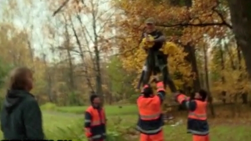 Rusya'da uçan süpürgeli gençlerin videosu olay yarattı