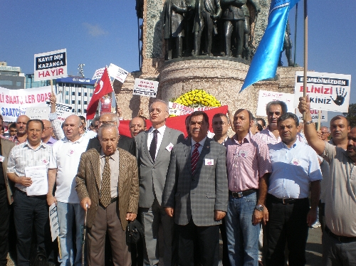 Saatçiler, korsan satışları ve taklit ürünleri protesto etti