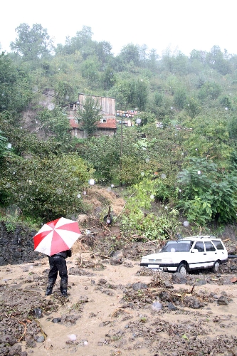 Sağanak yağış sele neden oldu, okullar tatil edildi