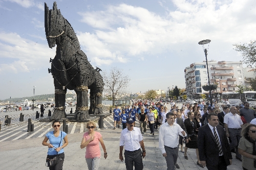 Sağlık için yürüyüşe dikkat çekmek amacıyla yürüdüler
