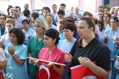 Sağlıkçılar şehitlere dua edip İstiklal Marşı okuyarak mesaiye başladı