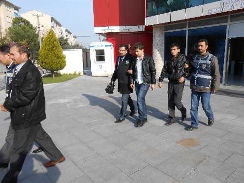 Sahte askerî kimlik kartıyla bankadan kredi çekerken yakalandılar