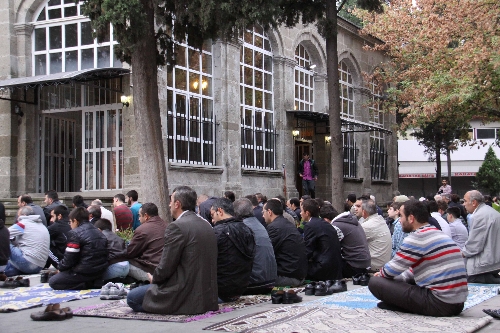 Samsun'da bayram namazı avlulara taştı, müminler birbirleriyle kucaklaştı
