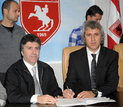 Samsunspor, takımı kendi yetiştirdiği eski futbolcu Besim Durmuş'a emanet etti