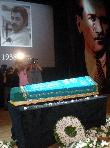 Sanatçı Berkant'ı dostları yalnız bırakmadı