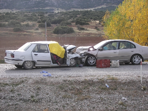 Şarkikaraağaç'ta trafik kazası: 2 ölü, 5 yaralı