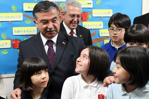 Savunma Bakanı Yılmaz, Türk okulunu ziyaret etti