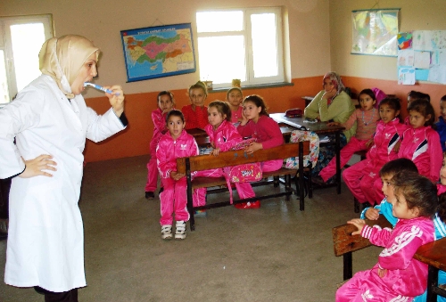 SAYDER üyesi gönüllü doktorlar köylerde diş muayenesi yaptı