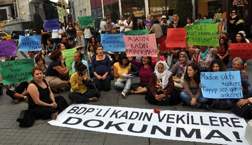 Sebahat Tuncel'e destek için oturma eylemi yaptılar