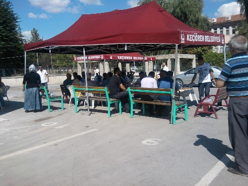 Şehit ailelerinin Adli Tıp önündeki gergin bekleyişi devam ediyor