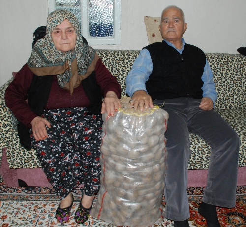 Şehit ailesini bir çuval patatesle dolandırdılar