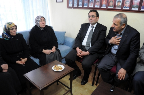 Şehit annesi: Terörist cenazesine katılan milletvekilleri içimizi sızlatıyor