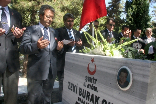 Şehit oğlunun mezarı başından seslendi: Terörle profesyonelce mücadele edilmeli