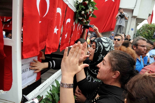 Şehit savcıyı baba evinden binlerce kişi gözyaşlarıyla uğurladı