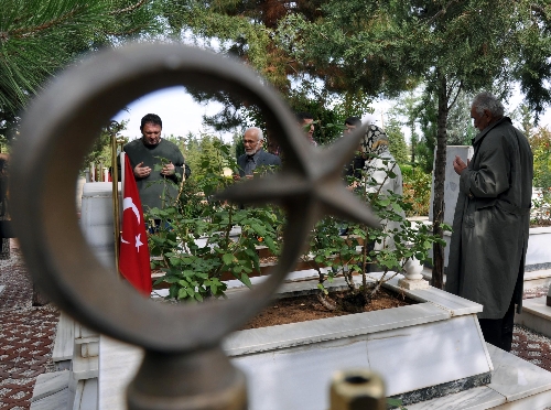 Şehit yakınları şehitliğe akın etti