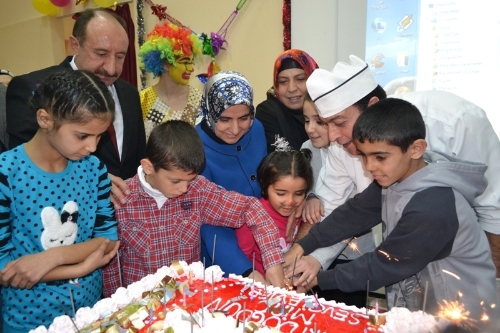 Sevgi evi çocuklarının doğum günü heyecanı