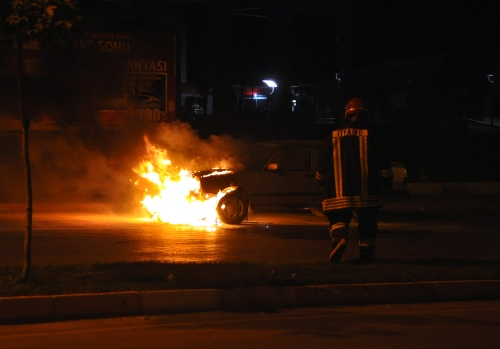 Seyir halindeki otomobil alev alev yandı, sürücü zor kurtuldu