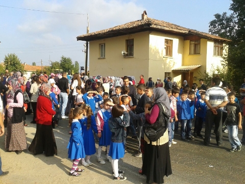 Simav Demirciköy'de eğitim yılı sıkıntılı başladı