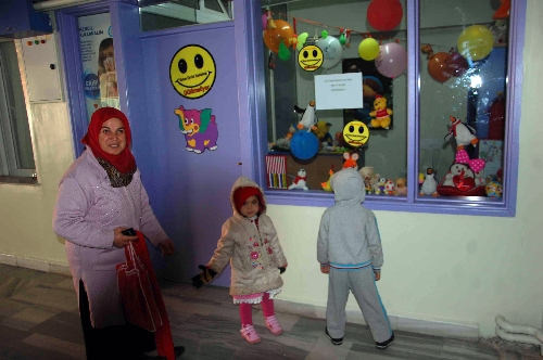 Simav Devlet Hastanesi'nden çocuklara moral terapisi
