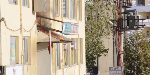 Şırnak'ta eylemciler öğretmenevini yakmaya çalıştı