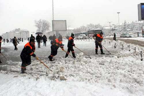 Sivas kara, yollar kar küremecilere teslim