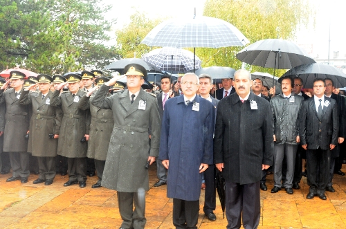 Sivas'ta 10 Kasım töreni yağmur altında yapıldı