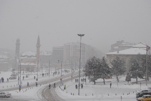 Sivas'ta, kar ve tipi ulaşımı etkiledi
