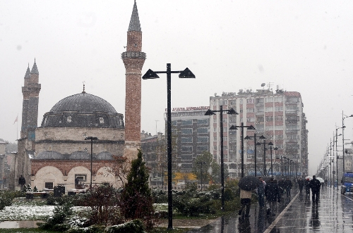 Sivas'ta kar yağışı hayatı olumsuz etkiledi