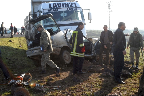 Siverek'te kamyon otomobili şarampole yuvarladı: 2 ölü