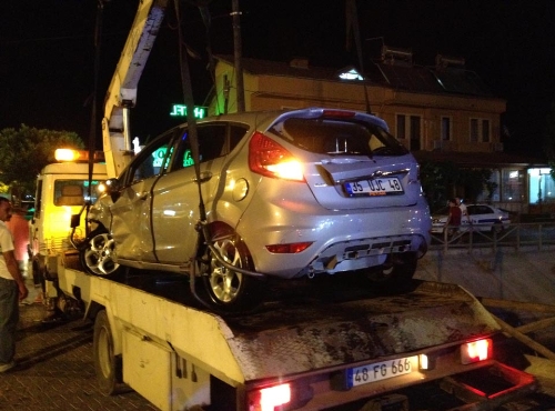 Su kanalı düşen otomobilden kendi imkanları ile kurtuldular