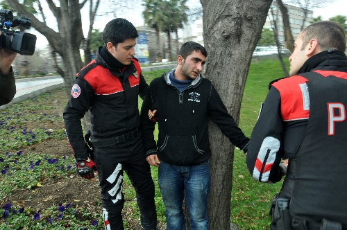 Şüphelinin çantasından 8 kilo esrar çıktı (Özel)