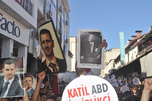 Suriye'de barış için Esed posterleriyle yürüdüler