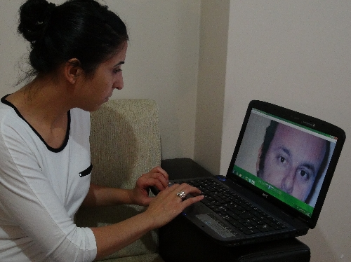 Suriye'de rehin kameramanın fotoğrafı eşinin umudunu artırdı