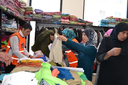 Suriyeli sığınmacılara Kimse Yok Mu'dan giyecek yardımı