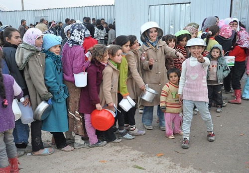 Suriyeliler 'Bir Ekmek, Bir Battaniye' kampanyası ile ayakta duruyor