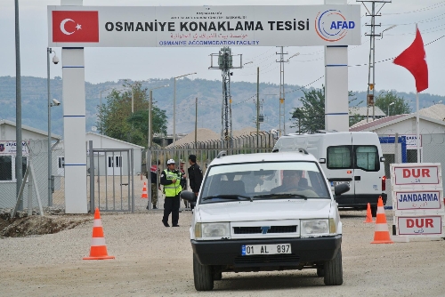 Suriyeliler, kamptaki yakınlarının gösterilmemesine tepkili