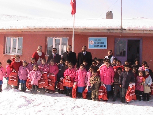 Susuz'un Çığrıklı köyünde öğrencilere giyecek yardımı yapıldı