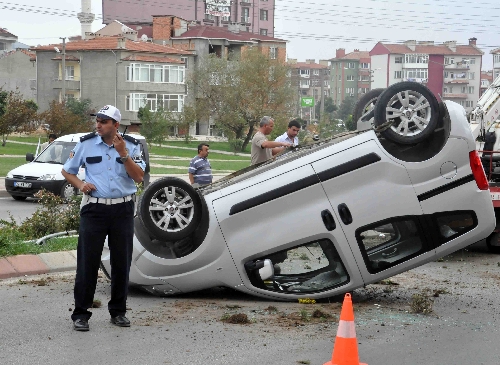 Takla atan aracın sürücüsü kazayı ucuz atlattı