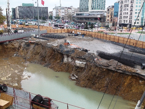 Taksim Meydanı göle döndü