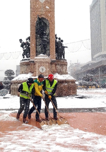 Taksim'de kar temizleme çalışması devam ediyor