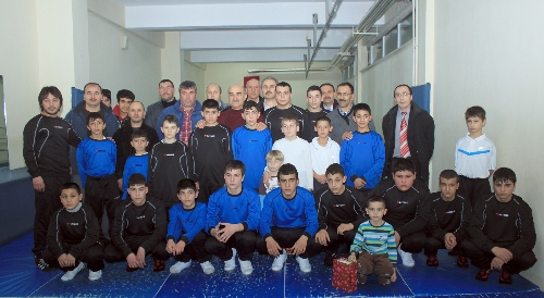 Talas Belediyesi güreşçilere spor malzemesi hediye etti