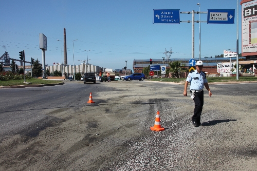 Tankerden yola yağ döküldü sürücüler zor anlar yaşadı