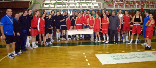 Taraftarlar, voleybolculara baklavalı moral verdi