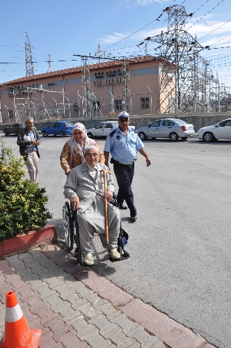 Tarsus'ta mezarlık ziyaretine gelenlere tekerlekli sandalye hizmeti veriliyor