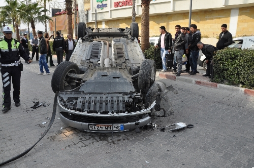 Tarsus'ta otomobil takla attı: 2 yaralı