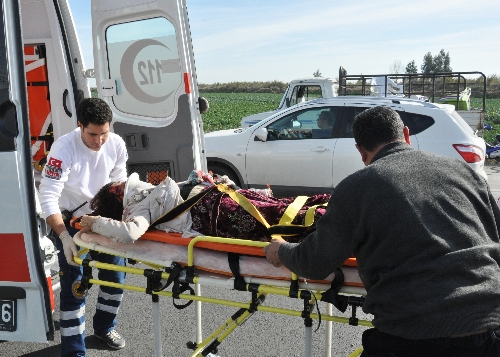 Tarsus'ta otomobil takla attı: 3 yaralı